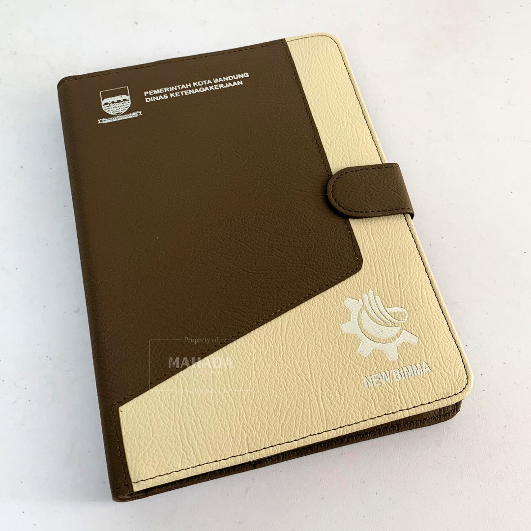 Buku Agenda Berbahan Hardcover Dengan Cover Slop Kulit Berwarna Coklat Custom Logo Silver Foil (5)