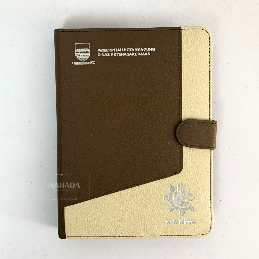Buku Agenda Berbahan Hardcover Dengan Cover Slop Kulit Berwarna Coklat Custom Logo Silver Foil (6)