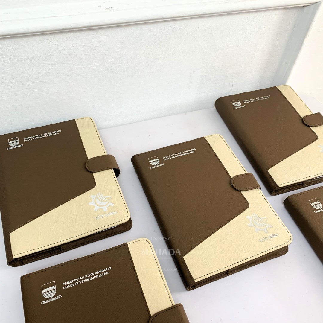 Buku Agenda Berbahan Hardcover Dengan Cover Slop Kulit Berwarna Coklat Custom Logo Silver Foil (7)