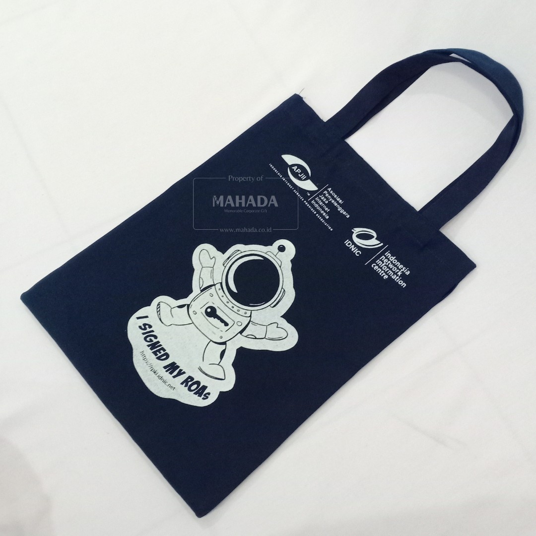 Tas Totebag Berbahan Canvas Dengan Desain Grafis Custom (2)