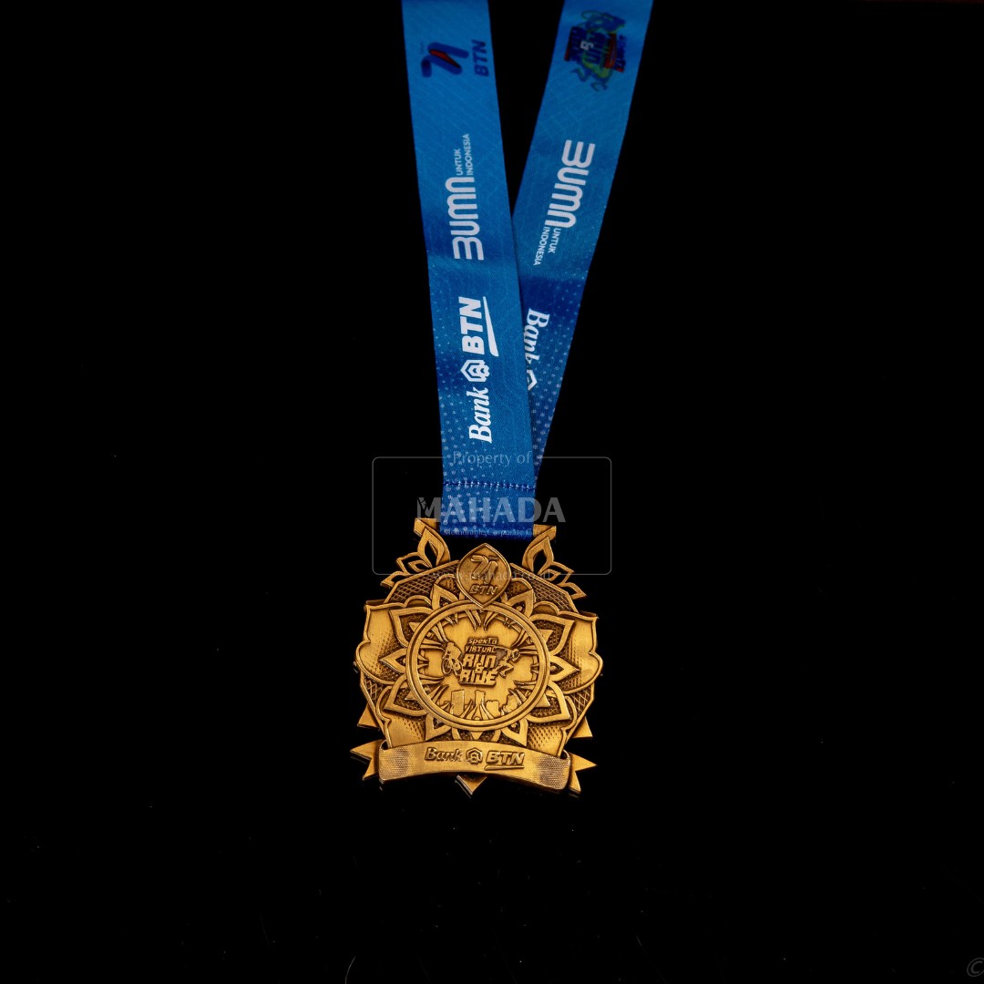 Medali Berbahan Metal Dengan Tali Lanyard Custom Desain (2)