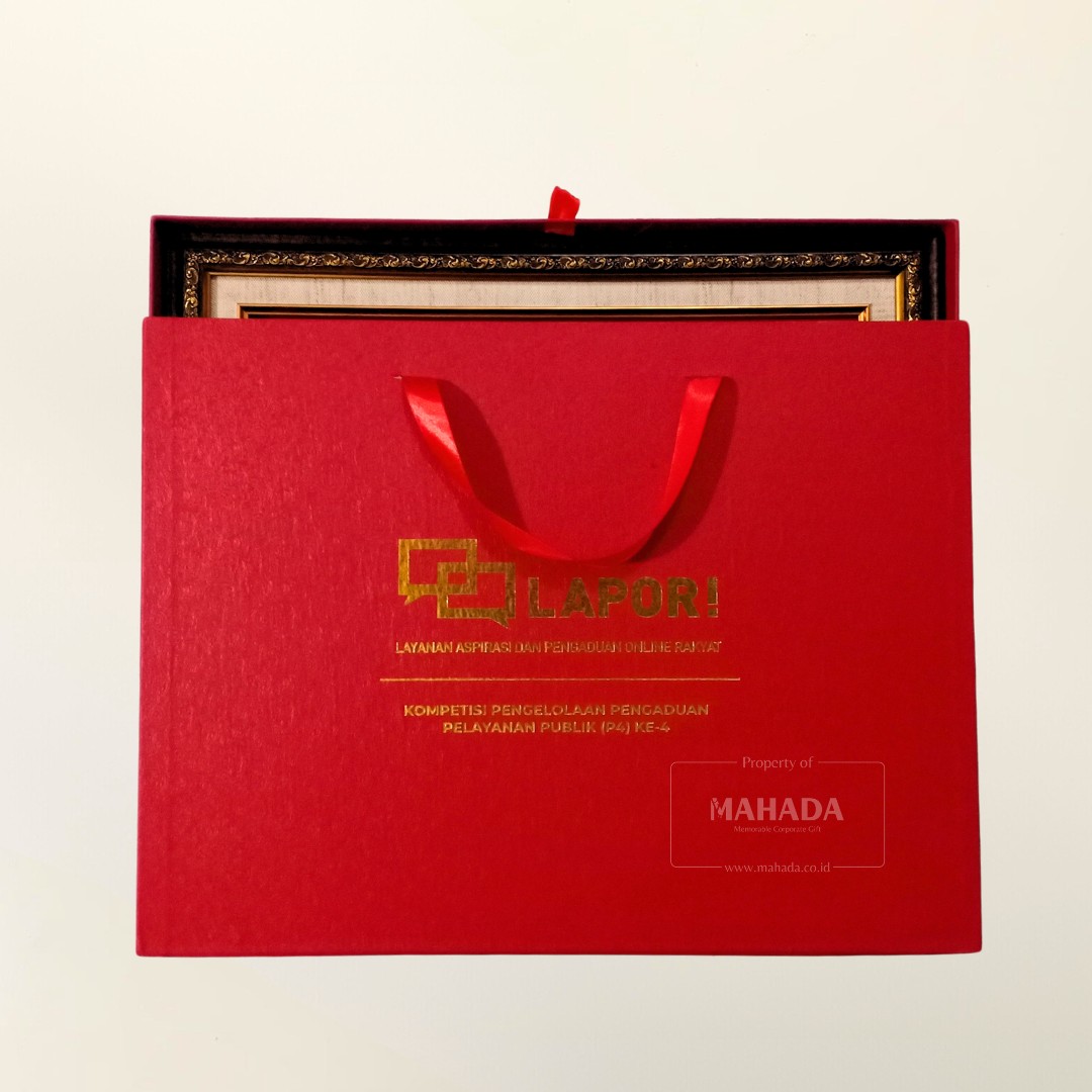 Packaging Box Berbahan Hardbox Model Drawer Dengan Tali dan Logo Gold Foil (1)