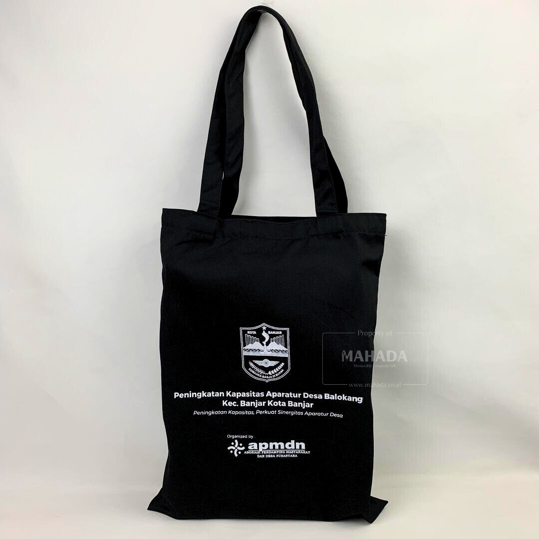 Souvenir Event 3 Berisi Totebag Berwarna Hitam Dengan Logo