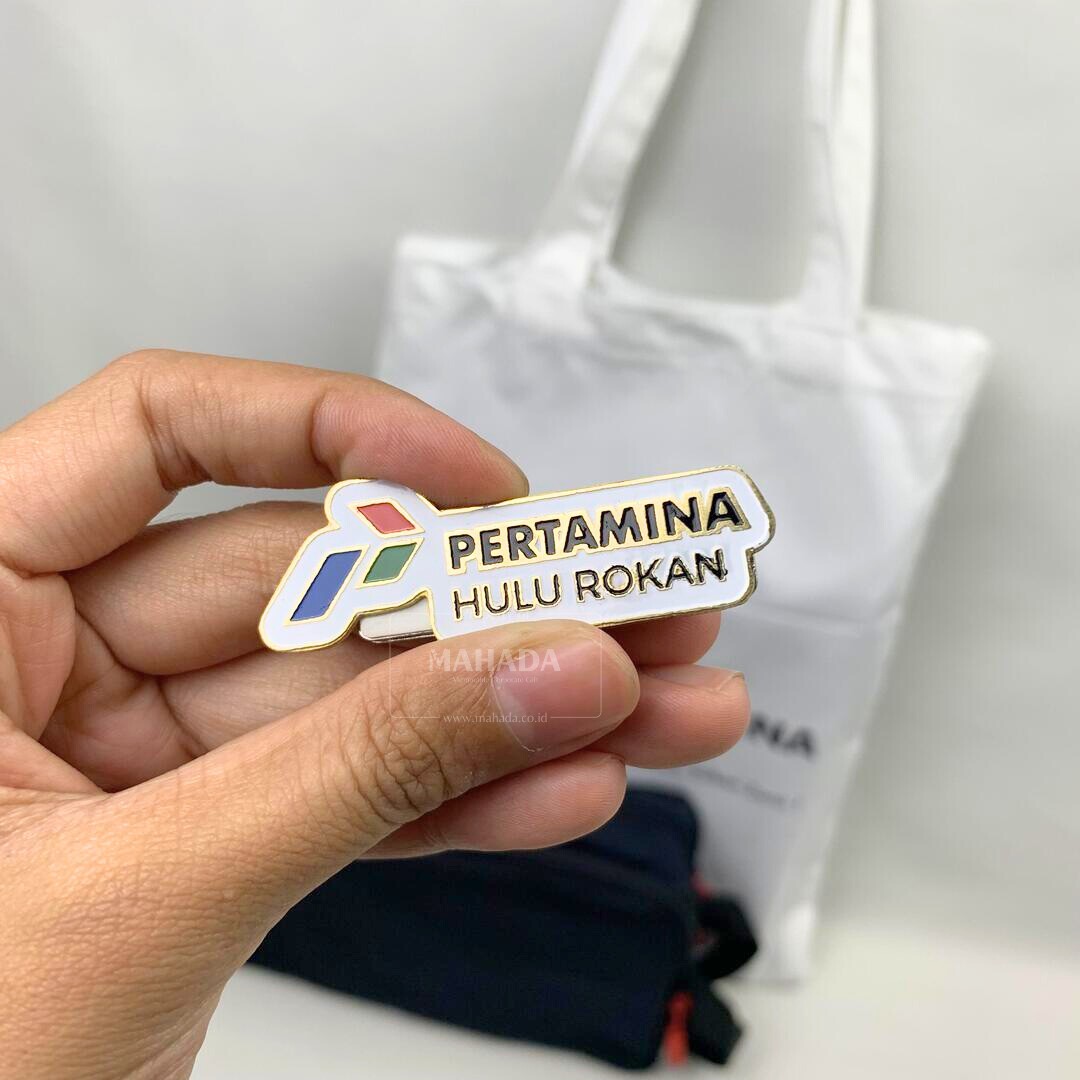 Souvenir Kantor 3 Berisi Pin Kuningan Logo Perusahaan