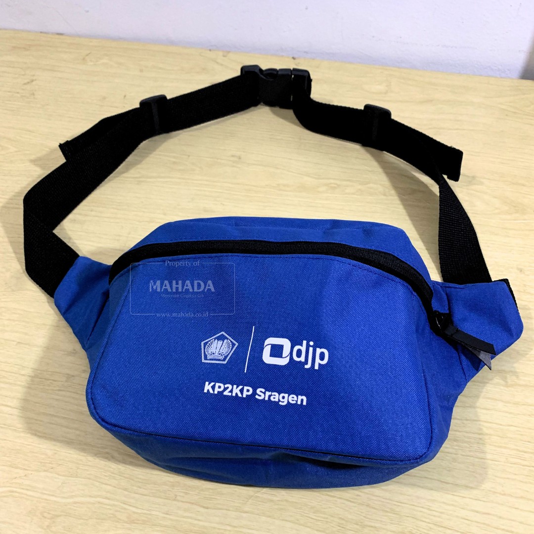 Tas Waistbag Berwarna Biru Dengan Custom Logo Untuk Souvenir Karyawan (2)