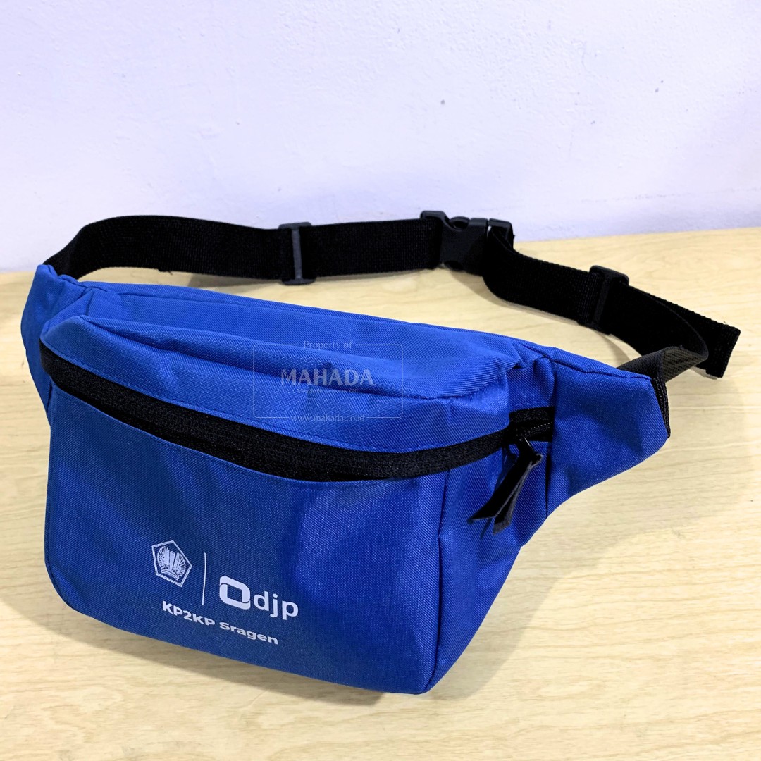 Tas Waistbag Berwarna Biru Dengan Custom Logo Untuk Souvenir Karyawan (4)